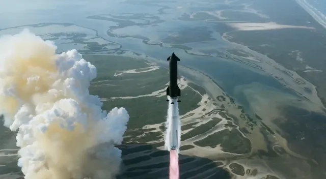 Starship V3 de SpaceX en la plataforma de lanzamiento, el cohete más potente y alto jamás construido
